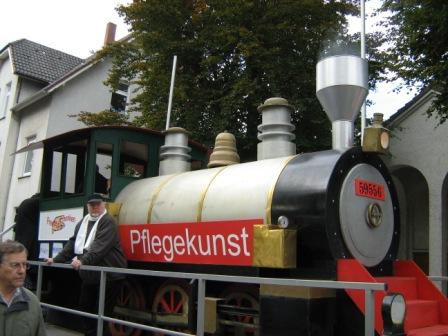 Pflegekunst als Dampflokomotive beim Herbstwochen-Umzug