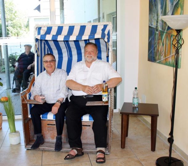 03 Probesitzen im Strandkorb